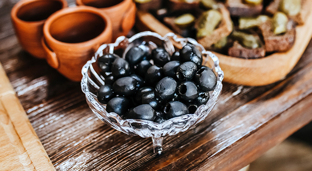 czarne oliwki podane do jedzenia